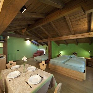 Apartament z łóżkiem king-size na poddaszu na poddaszu